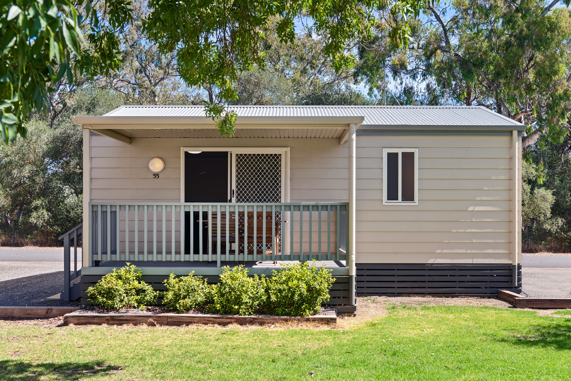 Deluxe 1 Bedroom Balcony Cabin | Barossa Valley Holiday ...